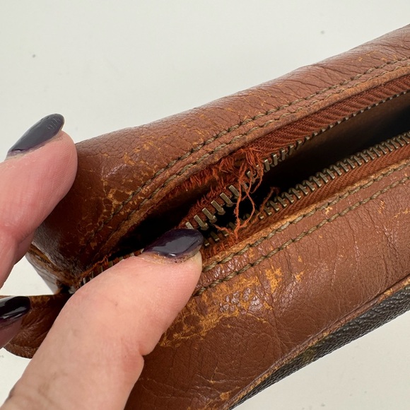 Louis Vuitton Monogram bag..ususual adjustable strapp that tucks under the bag - Picture 12 of 13